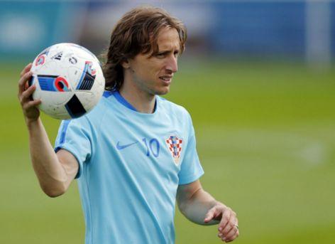 主裁在河南队获单刀时吹停比赛，是因为卡多索回接越位在先